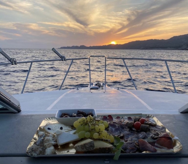  Puesta de sol y aperitivos en el barco 