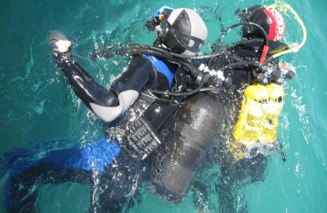  Equipo de buceo proporcionado 