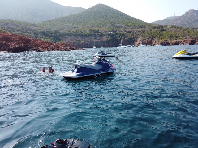  Pausa para nadar duranle el paseo en jet ski 