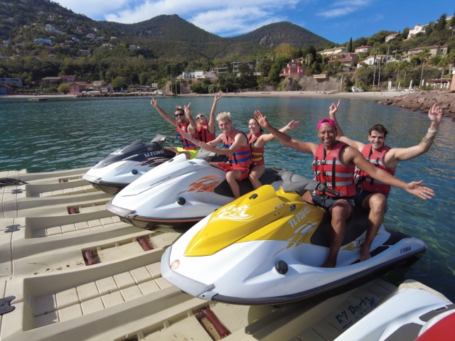 Se va a dar un paseo en jet ski 