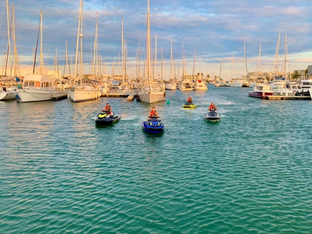 Regreso al puerto después del atardecer