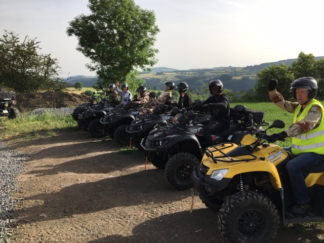  Paseo en cuatrimoto con amigos 