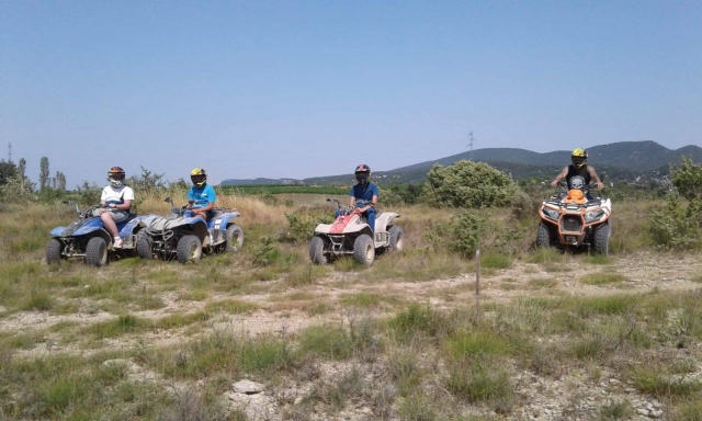  Adolescentes acompañados de un instructor en una actividad en quad