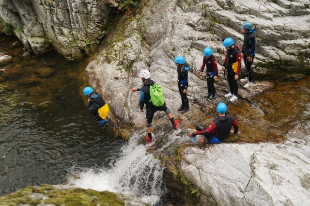 Actividad de barranquismo en grupo 