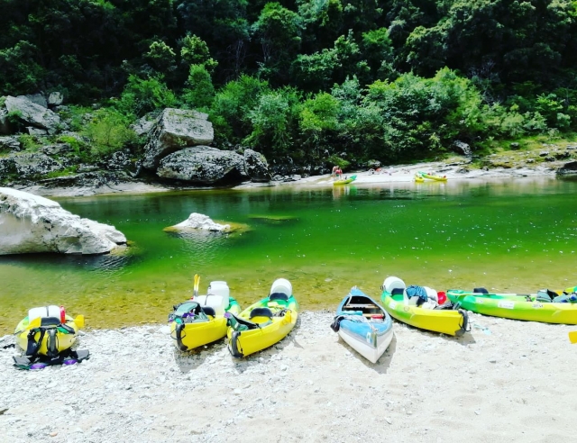  Pausa de relajación duranle el descenso en canoa 