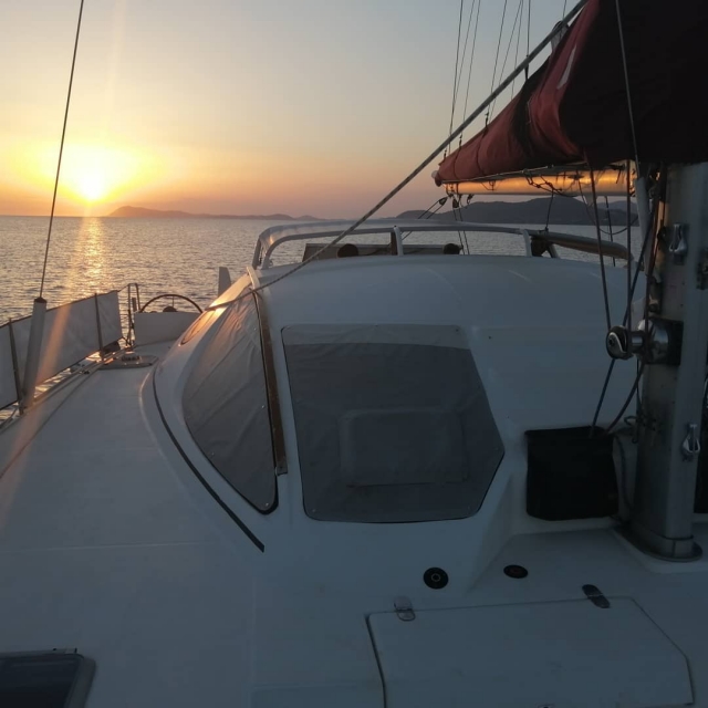 Catamarán navegando al atardecer 