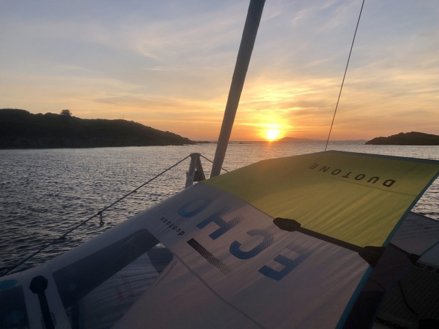  Admiración de la puesta de sol a bordo de un catamarán 