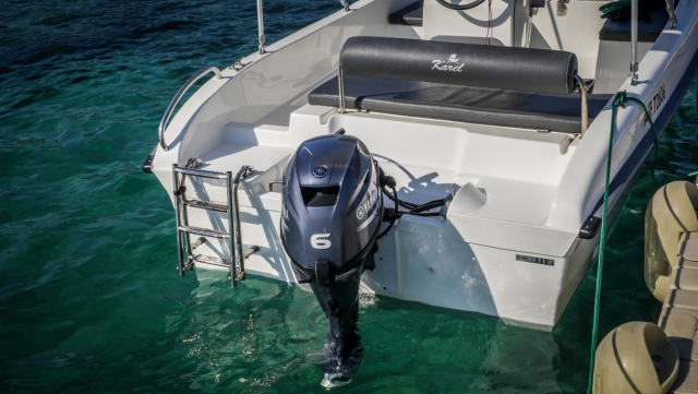  Barco con capacidad para 4 pasajeros 