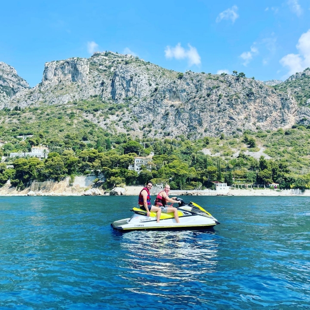  Momento de relax duranle la salida en jet ski 
