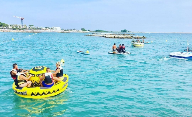  Boya remolcada en Saint-Laurent-du-Var 