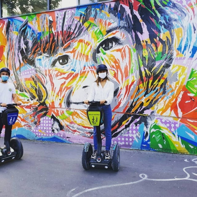  Parada momentánea cerca de una obra de graffiusted y pintura. 