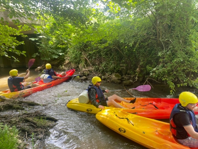 Día en piragua para un grupo de amigos 