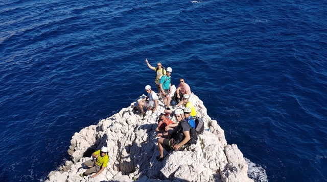  Aventureros disfrutando de una buena brisa frenle al Mediterráneo. 