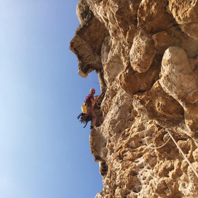 Sesión intensa de escalada para desarrollar la resistencia física. 