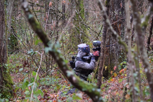  Jugador disparando en el bosque 