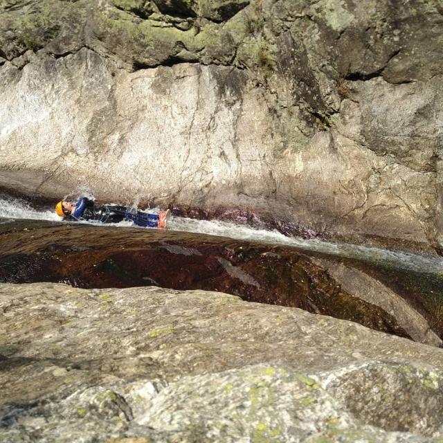  Descenso rápido en un tobogán de agua 