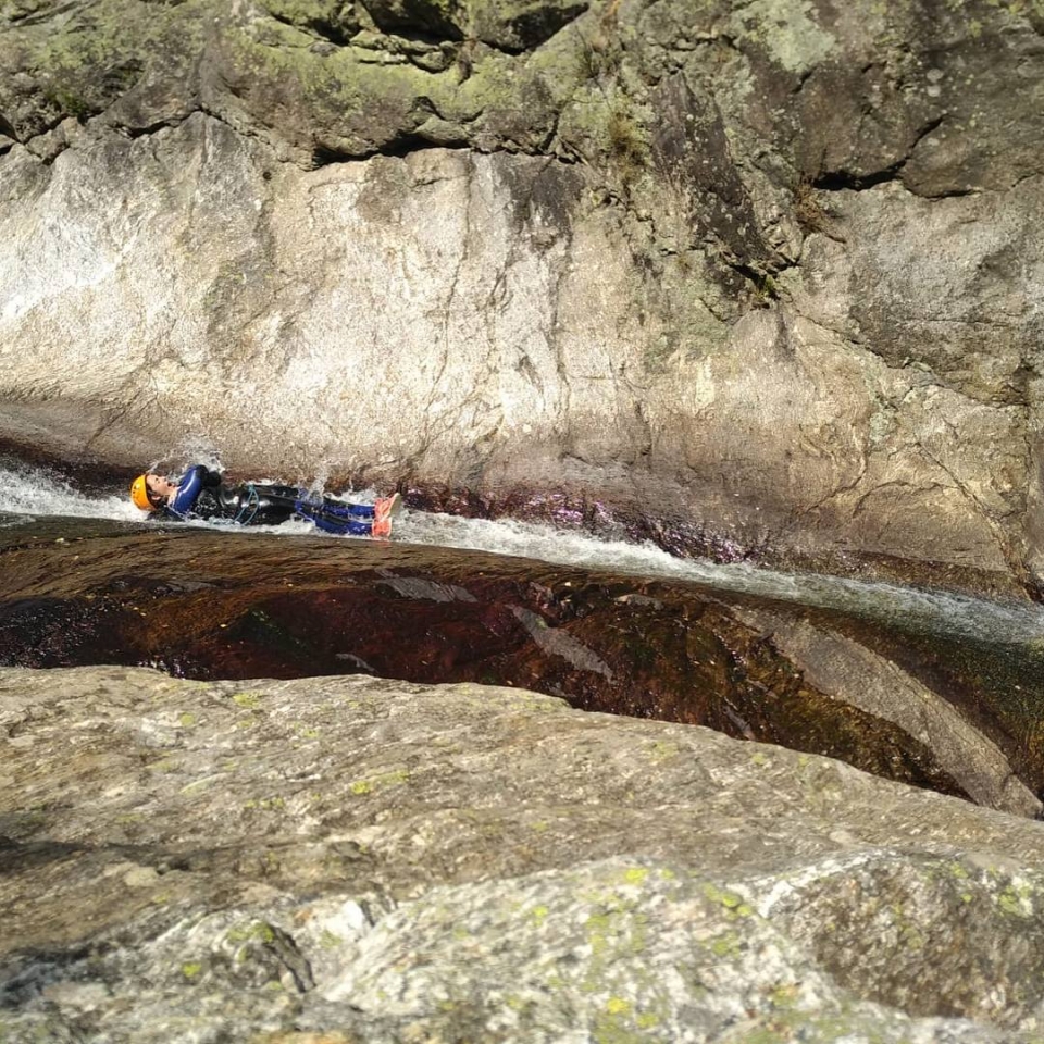  Descenso rápido en un tobogán de agua 