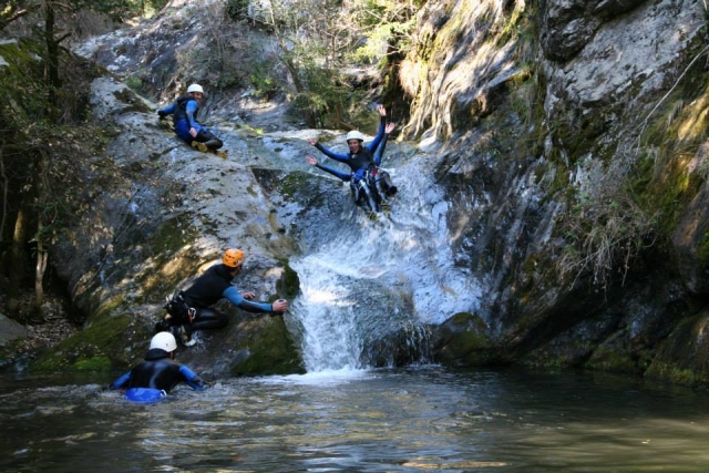  Reír duranle un descenso con amigos 