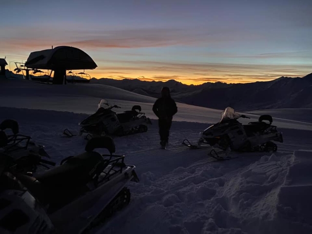 Paseo en moto de nieve al atardecer 