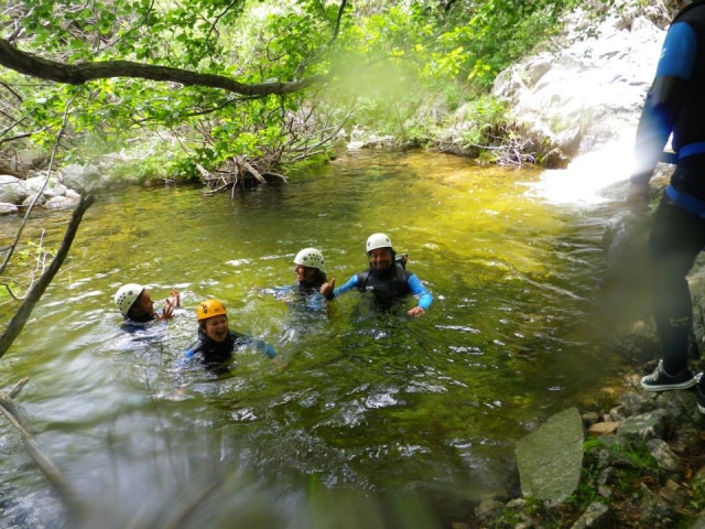  Grupo de niños felices tras un descenso 