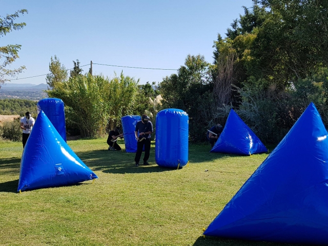  Campo de juego con obstáculos protectores 