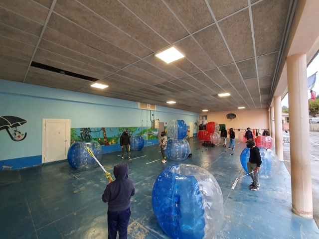  Juego entre niños en el interior 
