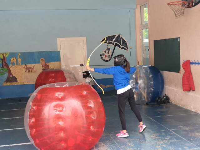  Niño en medio del juego 