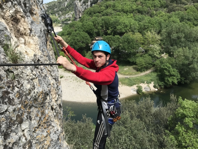  Escalada con vista al río 