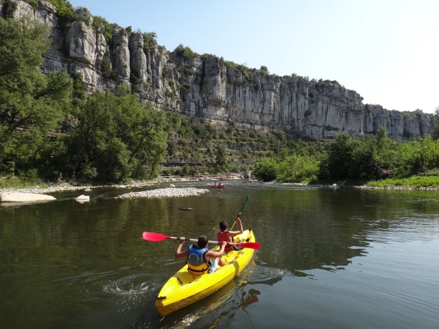  Cruzando el lago en canoa 