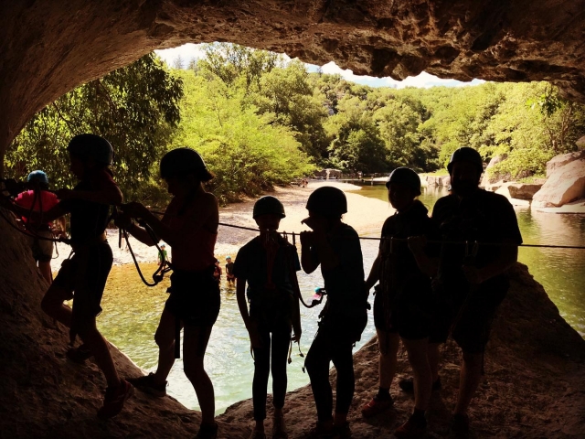  Paso por una cueva