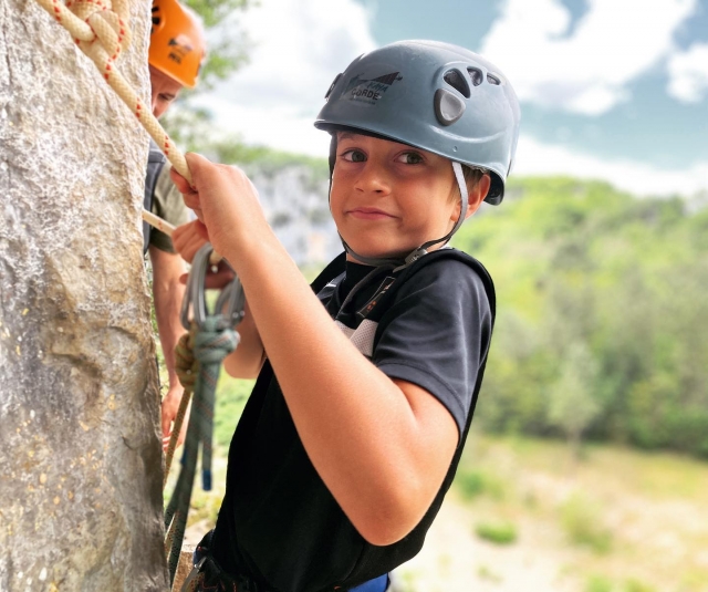 Preparando el descenso en rápel 