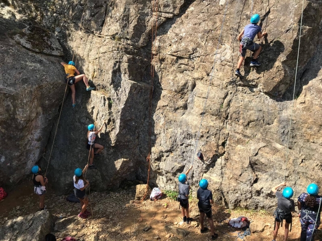  Grupo de niños haciendo rápel 