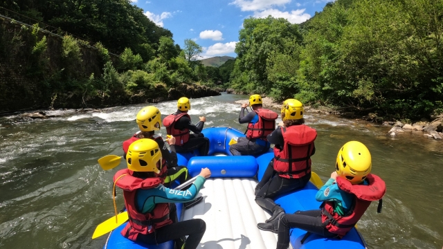  Grupo niño a bordo de su balsa