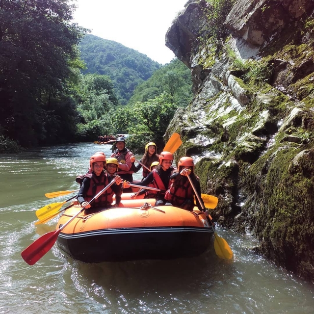  Cruzar el Nive en rafting 