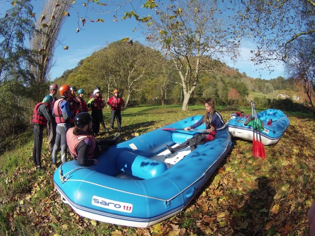 Briefing antes del descenso de la mini balsa 