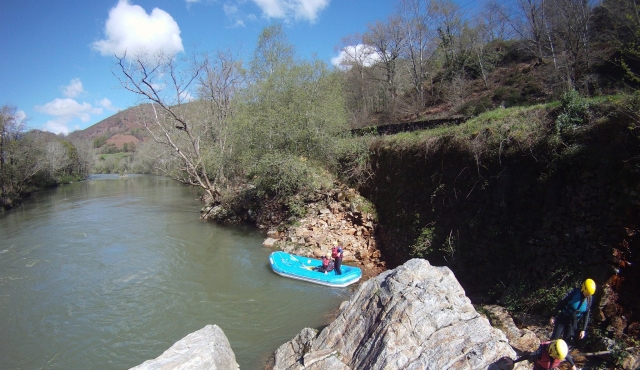 Embarque en la mini balsa 