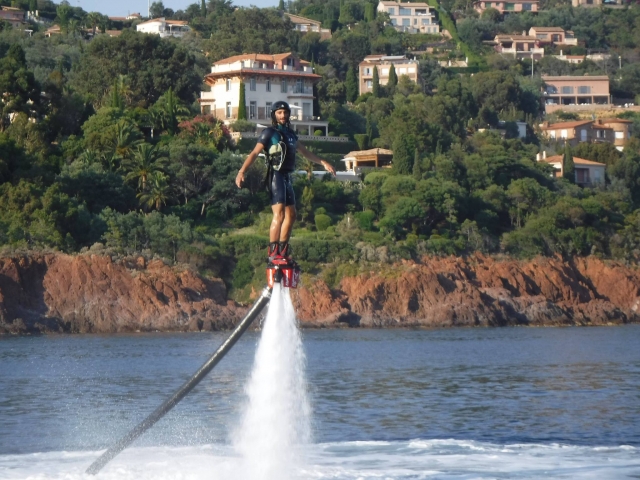 Vuelo sobre el agua en flyboard 