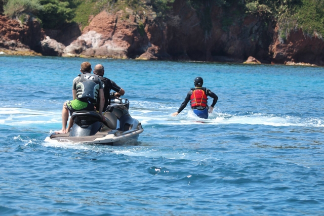 Salir del agua bajo la atenta mirada del instructor