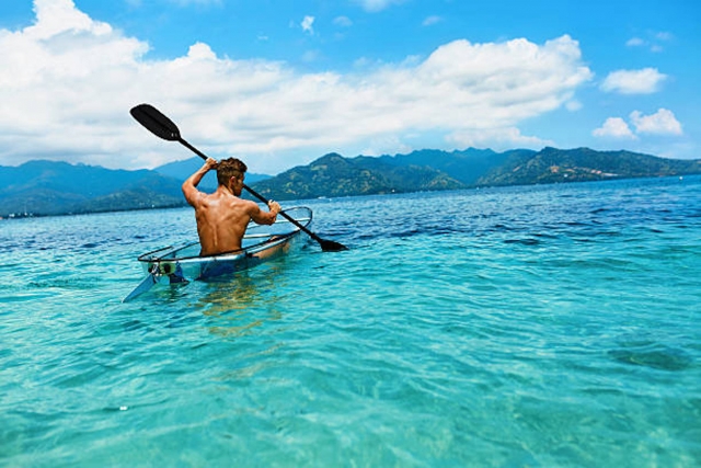  Excursionista a bordo de su kayak 