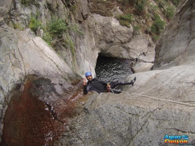 Rappel desde una roca 