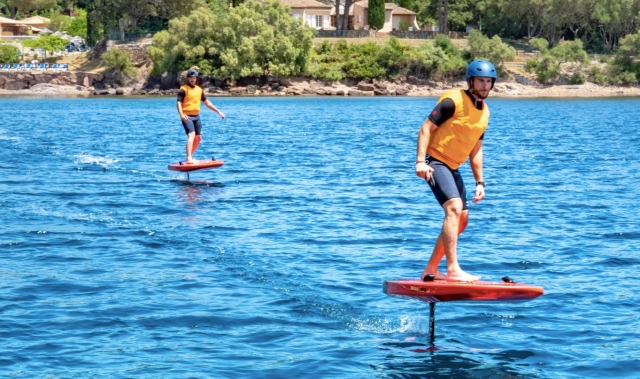  Dos surfistas en sus tablas de surf eléctricas