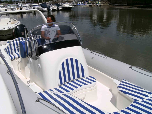  Barco esperando a sus pasajeros 