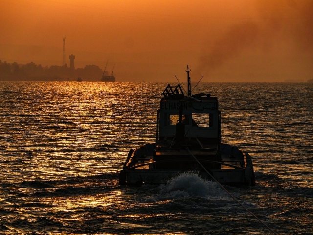  Regreso al puerto al atardecer 