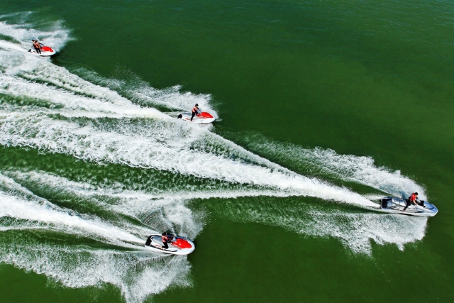 4 jet skis vistas desde el cielo 