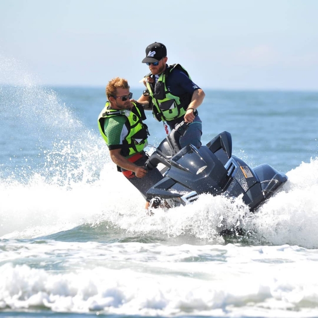 Amigos compartiendo jet ski 