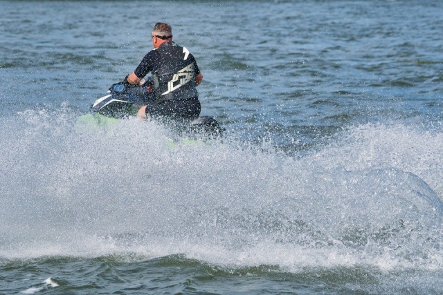  Jet ski sobre las olas