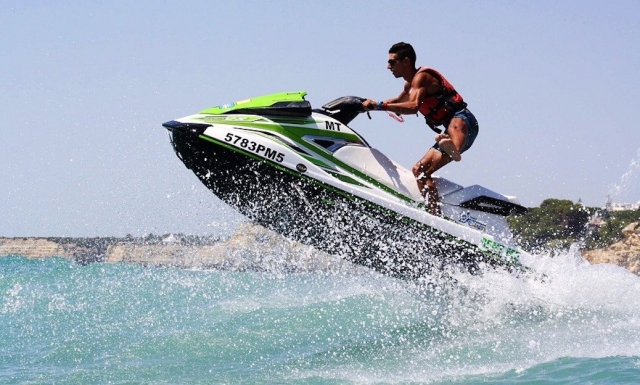  Saltar en moto de agua