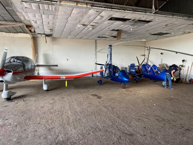 Nuestro avión en nuestro hangar 