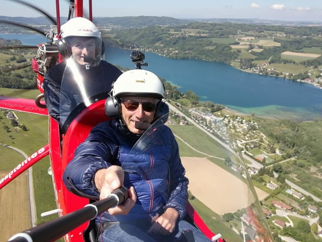 Piloto y su pasajero en un ULM