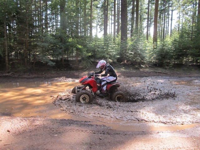  Pasar un charco en cuatrimoto 